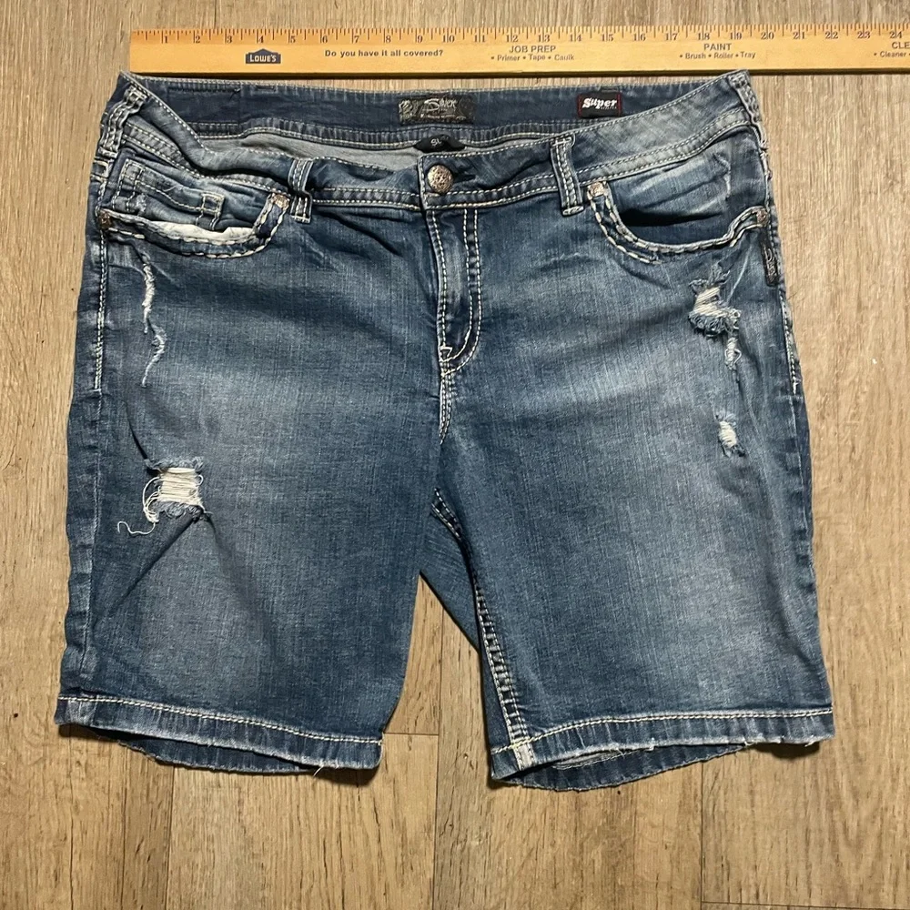 Silver Jeans Co Suki Distressed Bermuda Jean Shorts Blue Denim Size 22 length 9”